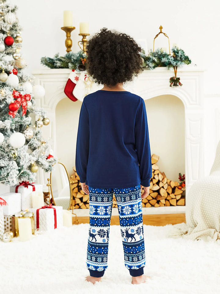 Conjunto de Pijamas de Natal em Azul Escuro para a Família com Design de Rena, Camisetas com Letras Correspondentes e Meias de Natal