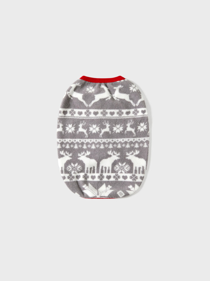 Conjuntos de Pijamas de Fleece com Capuz para a Família em Temática Natalícia, com Letras Bordadas e Meias de Natal brancas.