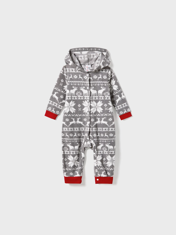 Conjuntos de Pijamas de Fleece com Capuz para a Família em Temática Natalícia, com Letras Bordadas e Meias de Natal brancas.