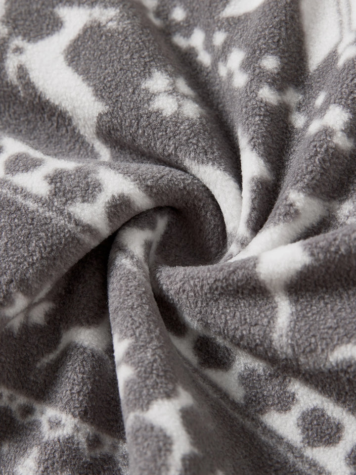 Conjuntos de Pijamas de Fleece com Capuz para a Família em Temática Natalícia, com Letras Bordadas e Meias de Natal brancas.