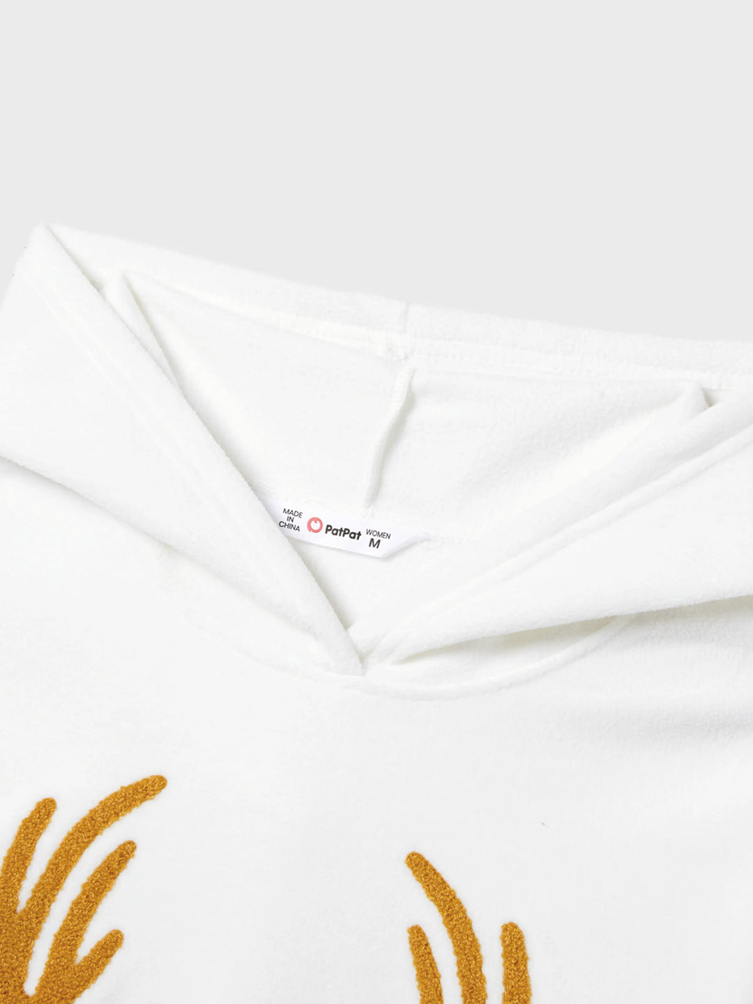 Conjuntos de Pijamas de Fleece com Capuz para a Família em Temática Natalícia, com Letras Bordadas e Meias de Natal brancas.