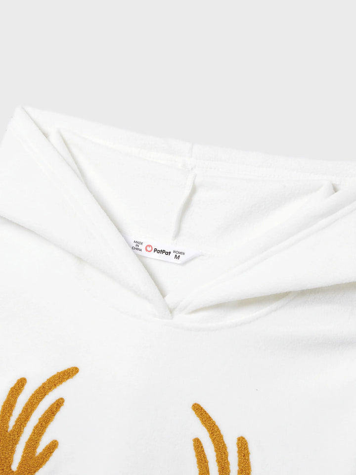 Conjuntos de Pijamas de Fleece com Capuz para a Família em Temática Natalícia, com Letras Bordadas e Meias de Natal brancas.