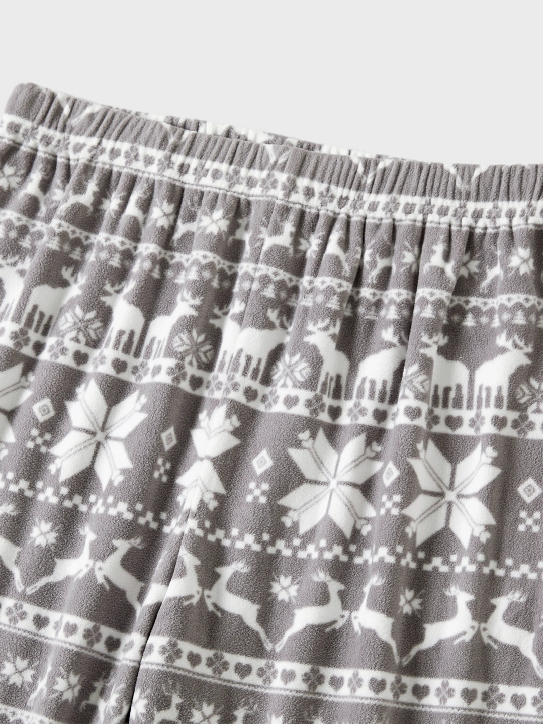 Conjuntos de Pijamas de Fleece com Capuz para a Família em Temática Natalícia, com Letras Bordadas e Meias de Natal brancas.