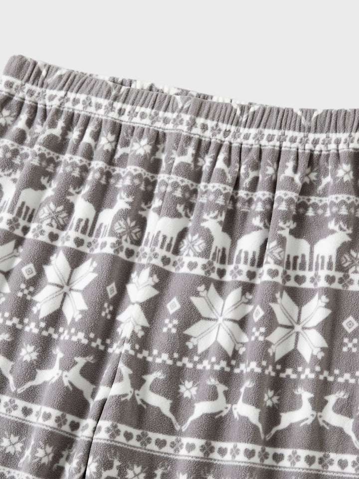 Conjuntos de Pijamas de Fleece com Capuz para a Família em Temática Natalícia, com Letras Bordadas e Meias de Natal brancas.