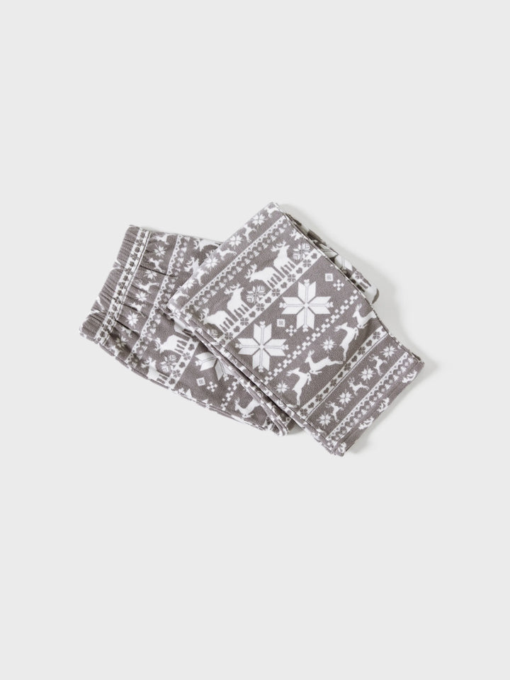 Conjuntos de Pijamas de Fleece com Capuz para a Família em Temática Natalícia, com Letras Bordadas e Meias de Natal brancas.