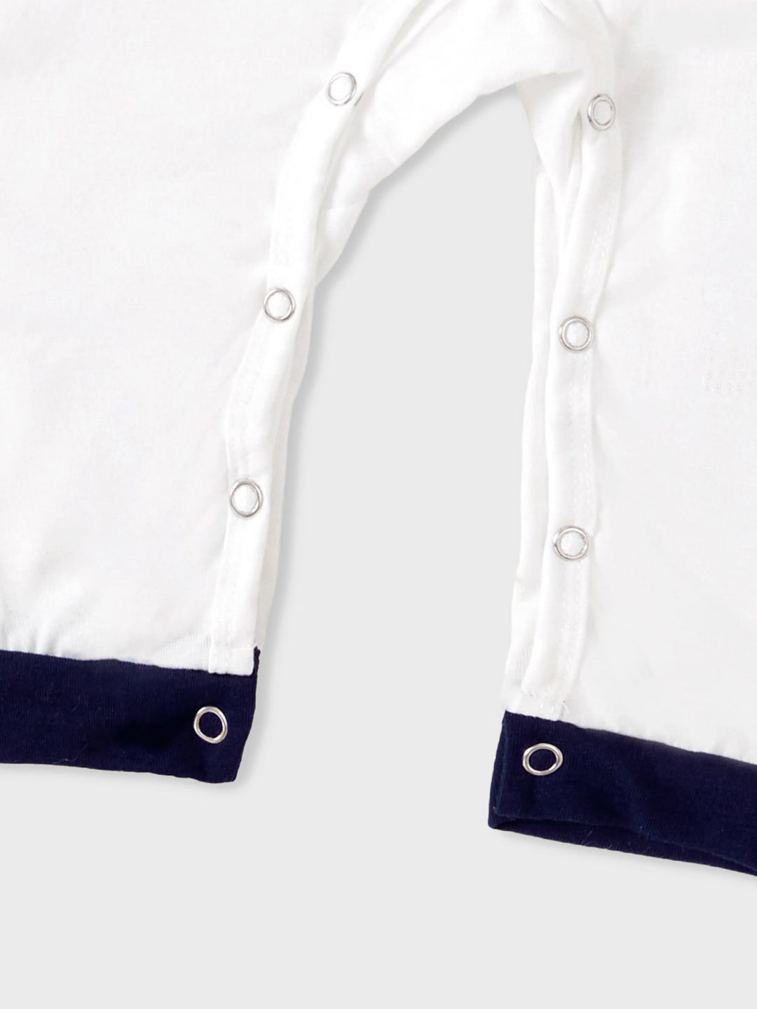 Pijamas de Natal para Família com Padrão de Renas, Conjunto de Pijamas com Manga Raglan em Grande Gráfico e Meias de Natal. Cores: Azul Escuro / Branco / Vermelho.