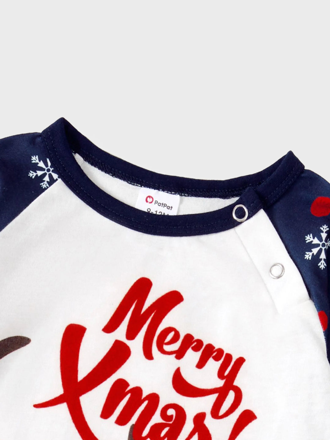 Pijamas de Natal para Família com Padrão de Renas, Conjunto de Pijamas com Manga Raglan em Grande Gráfico e Meias de Natal. Cores: Azul Escuro / Branco / Vermelho.