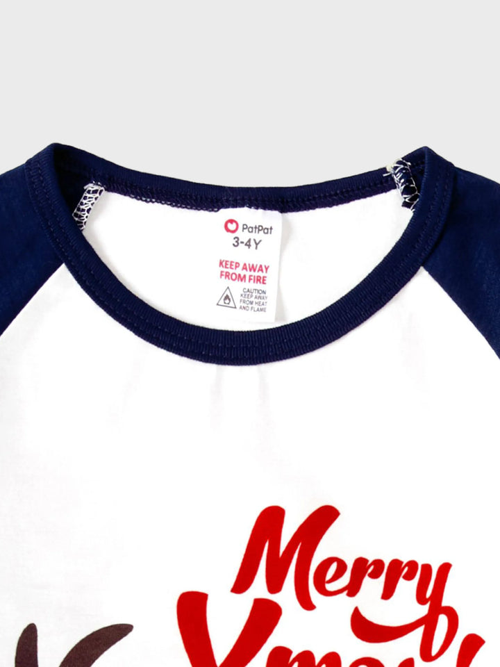 Pijamas de Natal para Família com Padrão de Renas, Conjunto de Pijamas com Manga Raglan em Grande Gráfico e Meias de Natal. Cores: Azul Escuro / Branco / Vermelho.