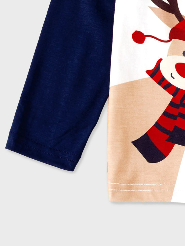 Pijamas de Natal para Família com Padrão de Renas, Conjunto de Pijamas com Manga Raglan em Grande Gráfico e Meias de Natal. Cores: Azul Escuro / Branco / Vermelho.