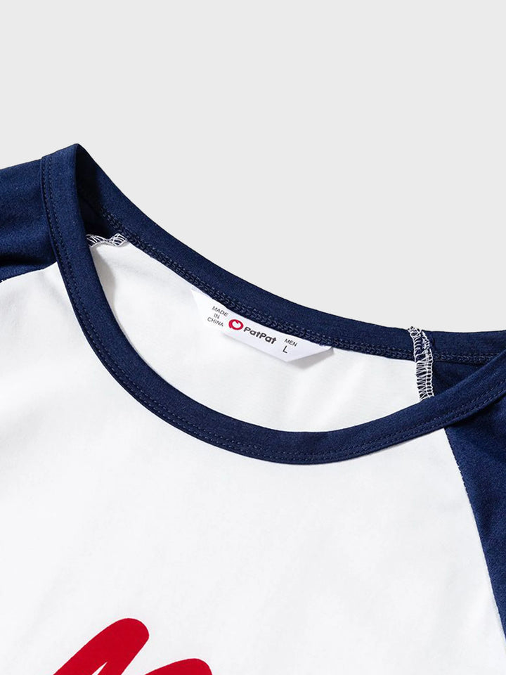 Pijamas de Natal para Família com Padrão de Renas, Conjunto de Pijamas com Manga Raglan em Grande Gráfico e Meias de Natal. Cores: Azul Escuro / Branco / Vermelho.