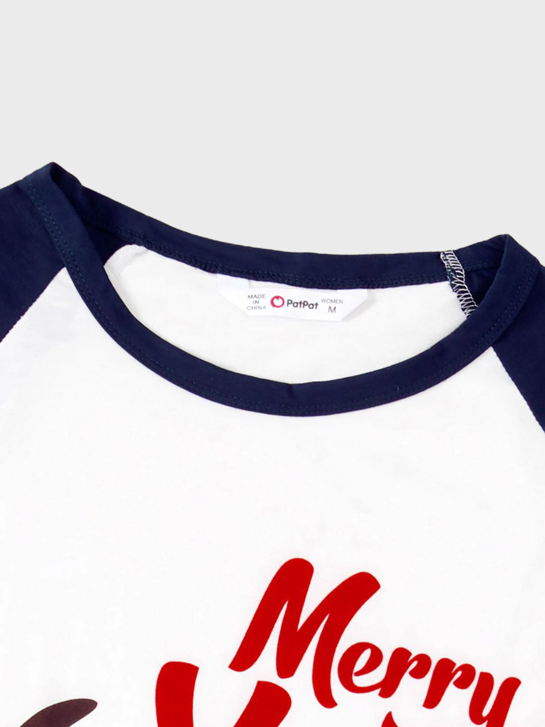 Pijamas de Natal para Família com Padrão de Renas, Conjunto de Pijamas com Manga Raglan em Grande Gráfico e Meias de Natal. Cores: Azul Escuro / Branco / Vermelho.