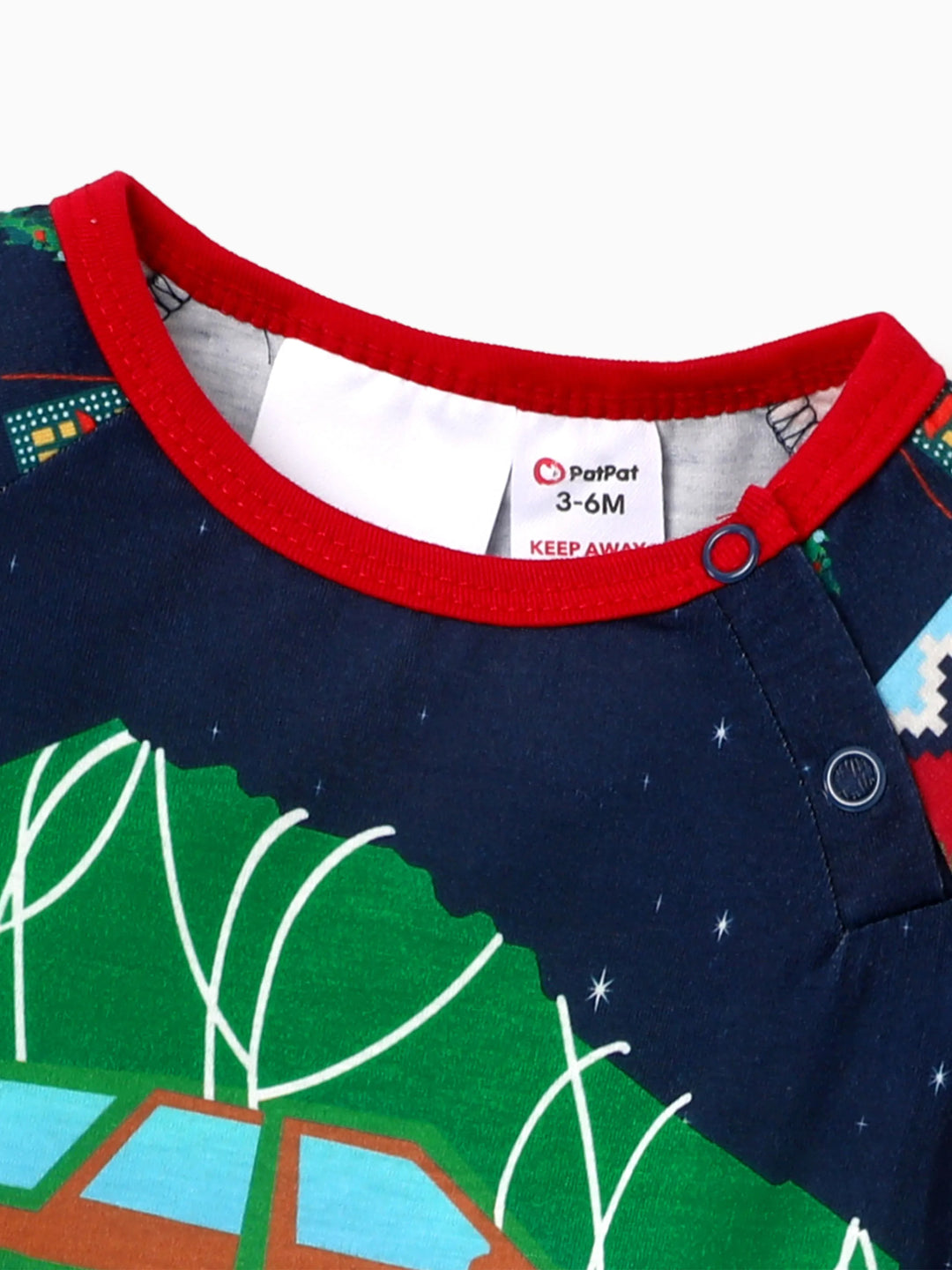 Conjuntos de Pijamas Coordinados com Estampas de Personagens para a Família nas Férias de Natal, com Meias de Natal