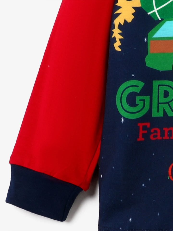 Conjuntos de Pijamas Coordinados com Estampas de Personagens para a Família nas Férias de Natal, com Meias de Natal