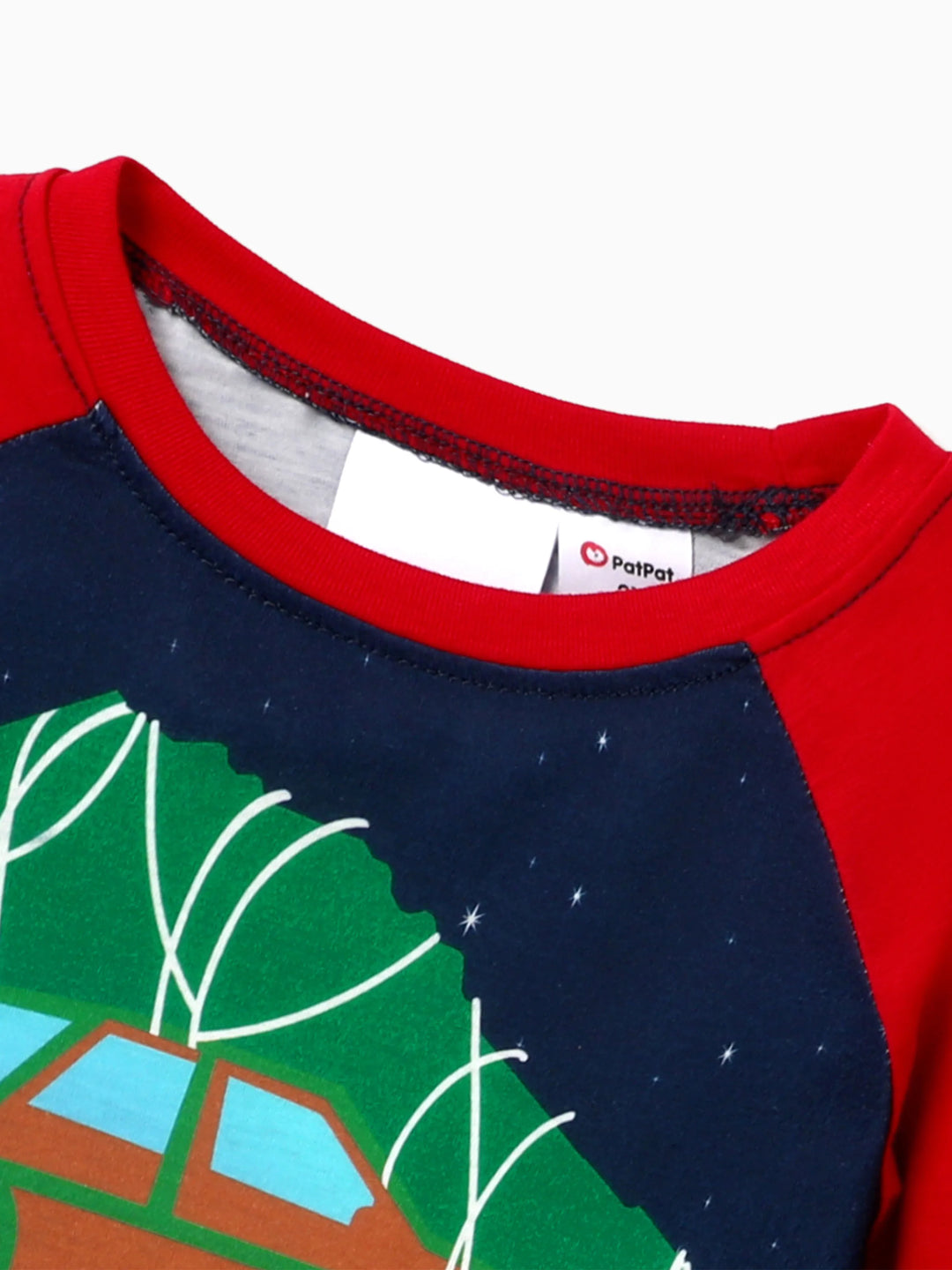 Conjuntos de Pijamas Coordinados com Estampas de Personagens para a Família nas Férias de Natal, com Meias de Natal