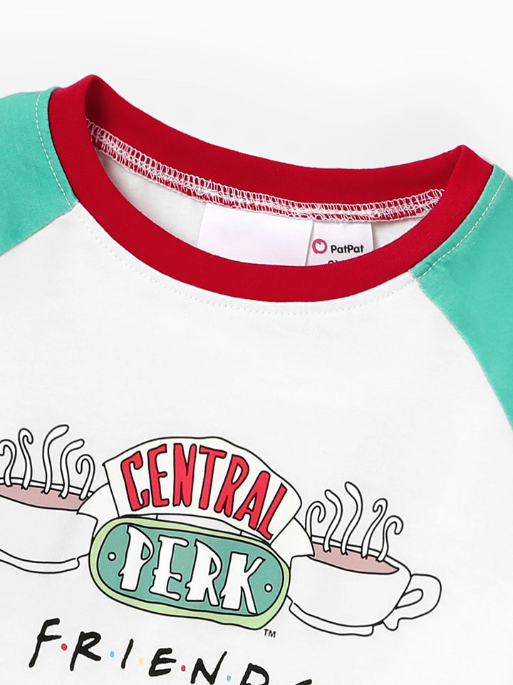 Conjuntos de Pijamas Coordenados em Cores para Todas as Famílias no Natal, com Meias de Natal