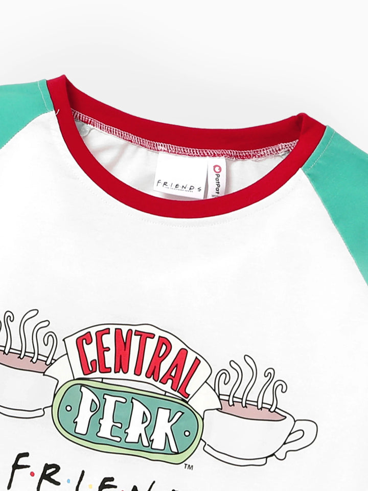 Conjuntos de Pijamas Coordenados em Cores para Todas as Famílias no Natal, com Meias de Natal