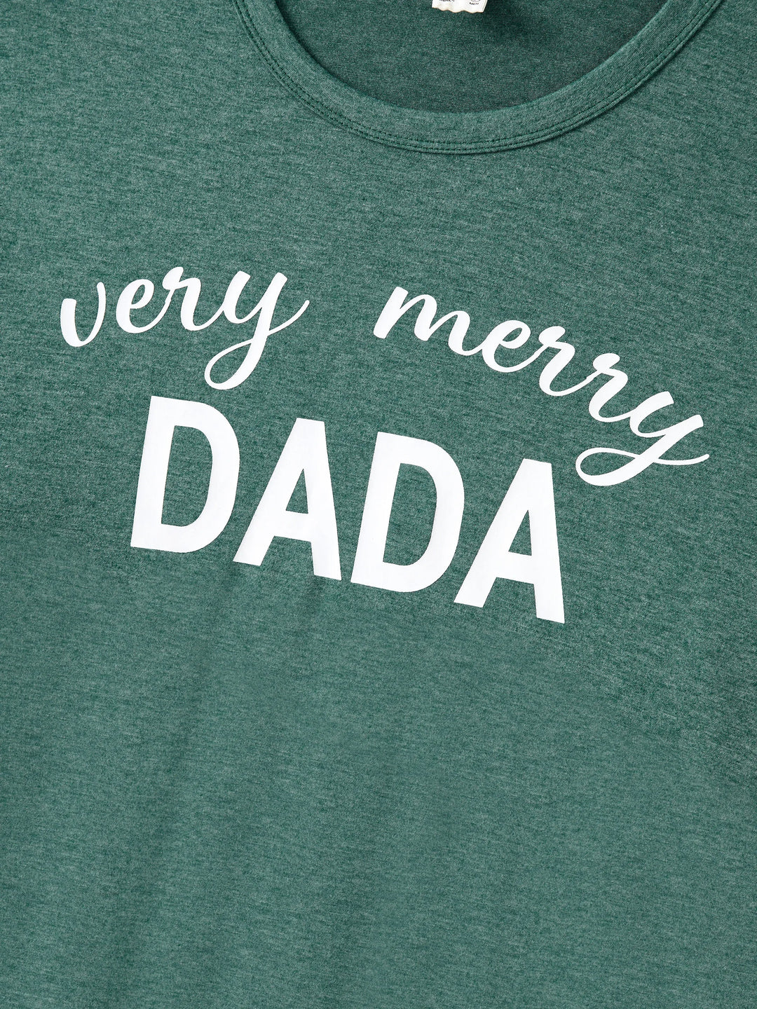 Conjunto de Pijamas de Natal em Família com Mangas Longas – T-Shirts Verdes Muito Felizes e Calças com Padrão, Inclui Meias de Natal – Verde Primavera Médio