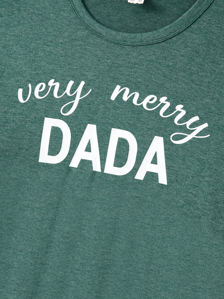 Conjunto de Pijamas de Natal em Família com Mangas Longas – T-Shirts Verdes Muito Felizes e Calças com Padrão, Inclui Meias de Natal – Verde Primavera Médio