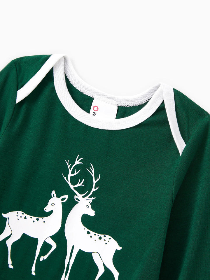 Conjunto de Pijamas em Conjunto Familiar para Natal com Tops a Brilhar no Escuro e Calças com Padrão de Renas, incluindo Meias de Natal - Verde Escuro