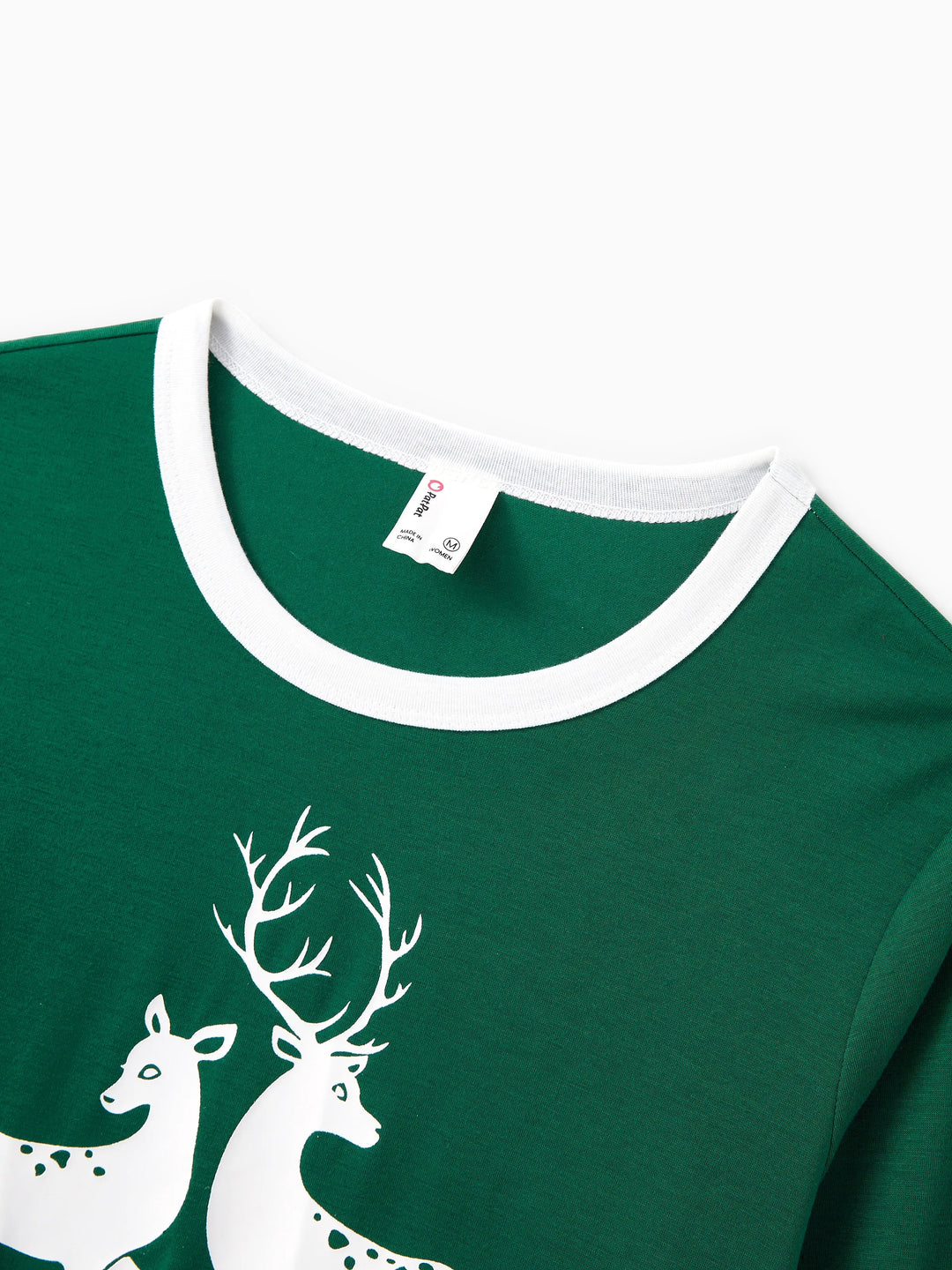 Conjunto de Pijamas em Conjunto Familiar para Natal com Tops a Brilhar no Escuro e Calças com Padrão de Renas, incluindo Meias de Natal - Verde Escuro