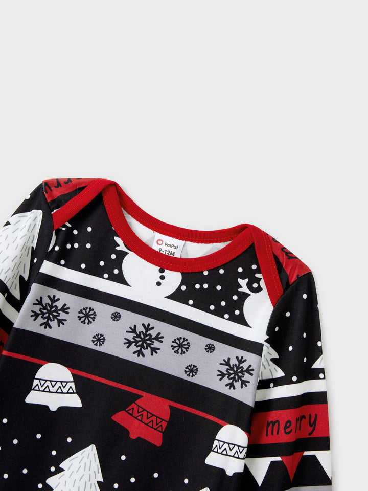 Conjunto de Pijamas de Manga Longa em Cinza com Estampagem de Flocos de Neve e Letras para a Família, incluindo Meias de Natal em Cinza.