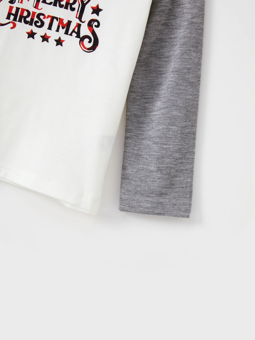 Conjunto de Pijamas de Manga Longa em Cinza com Estampagem de Flocos de Neve e Letras para a Família, incluindo Meias de Natal em Cinza.