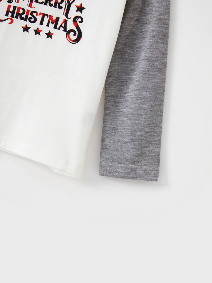 Conjunto de Pijamas de Manga Longa em Cinza com Estampagem de Flocos de Neve e Letras para a Família, incluindo Meias de Natal em Cinza.