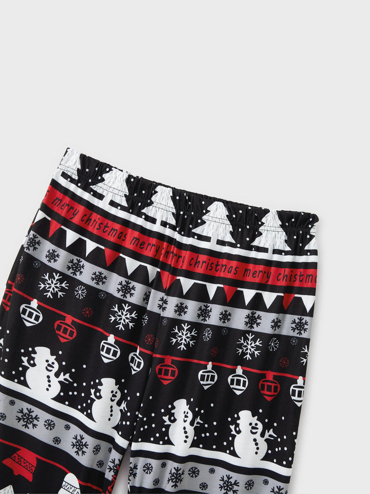 Conjunto de Pijamas de Manga Longa em Cinza com Estampagem de Flocos de Neve e Letras para a Família, incluindo Meias de Natal em Cinza.