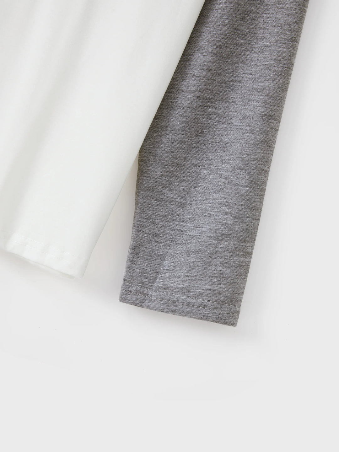 Conjunto de Pijamas de Manga Longa em Cinza com Estampagem de Flocos de Neve e Letras para a Família, incluindo Meias de Natal em Cinza.