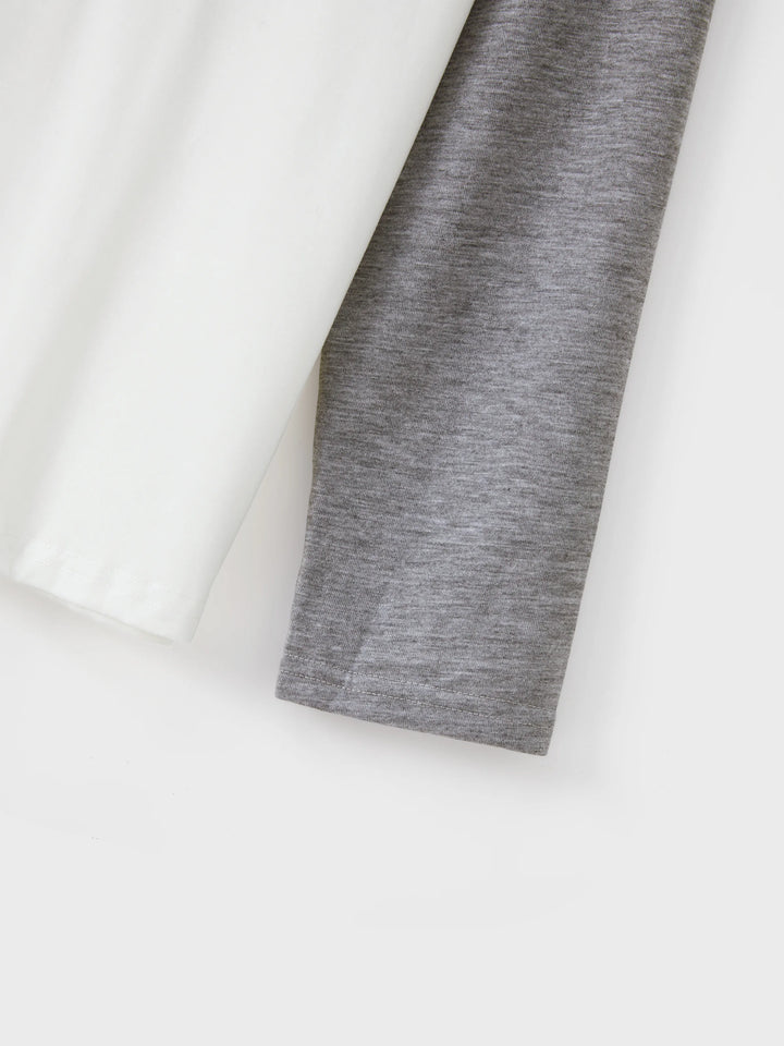 Conjunto de Pijamas de Manga Longa em Cinza com Estampagem de Flocos de Neve e Letras para a Família, incluindo Meias de Natal em Cinza.