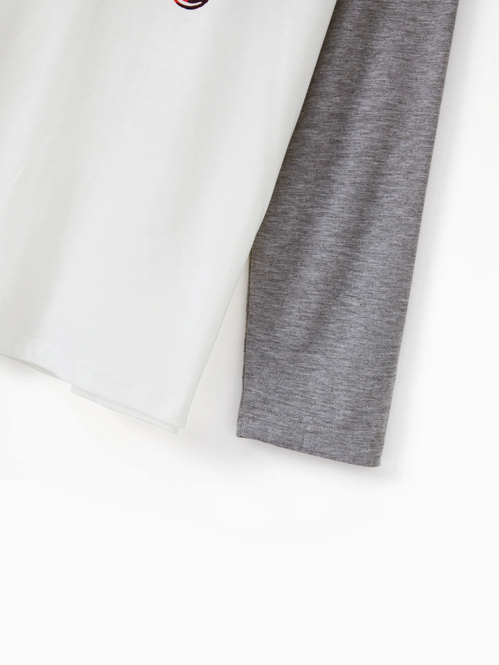 Conjunto de Pijamas de Manga Longa em Cinza com Estampagem de Flocos de Neve e Letras para a Família, incluindo Meias de Natal em Cinza.