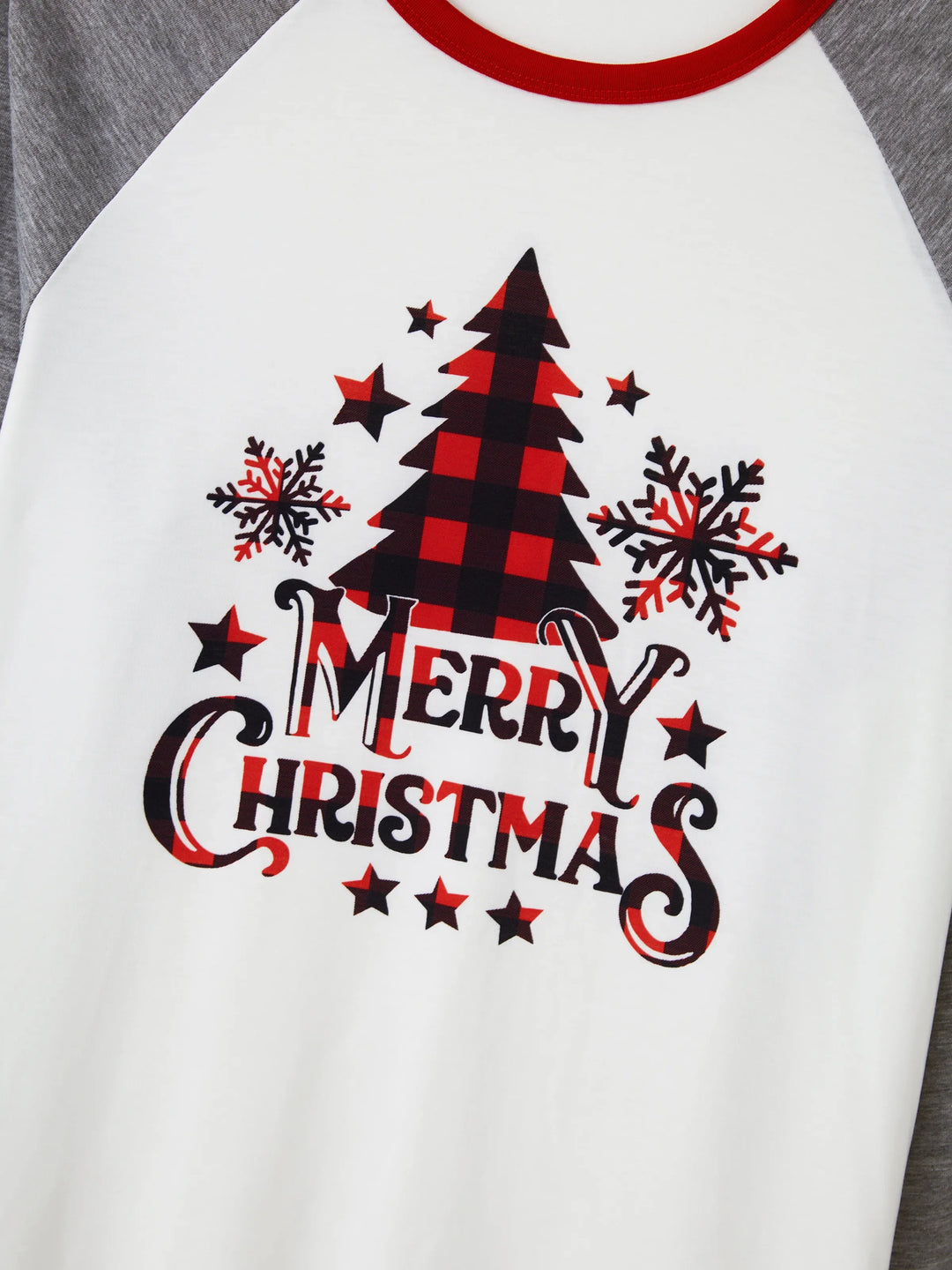 Conjunto de Pijamas de Manga Longa em Cinza com Estampagem de Flocos de Neve e Letras para a Família, incluindo Meias de Natal em Cinza.