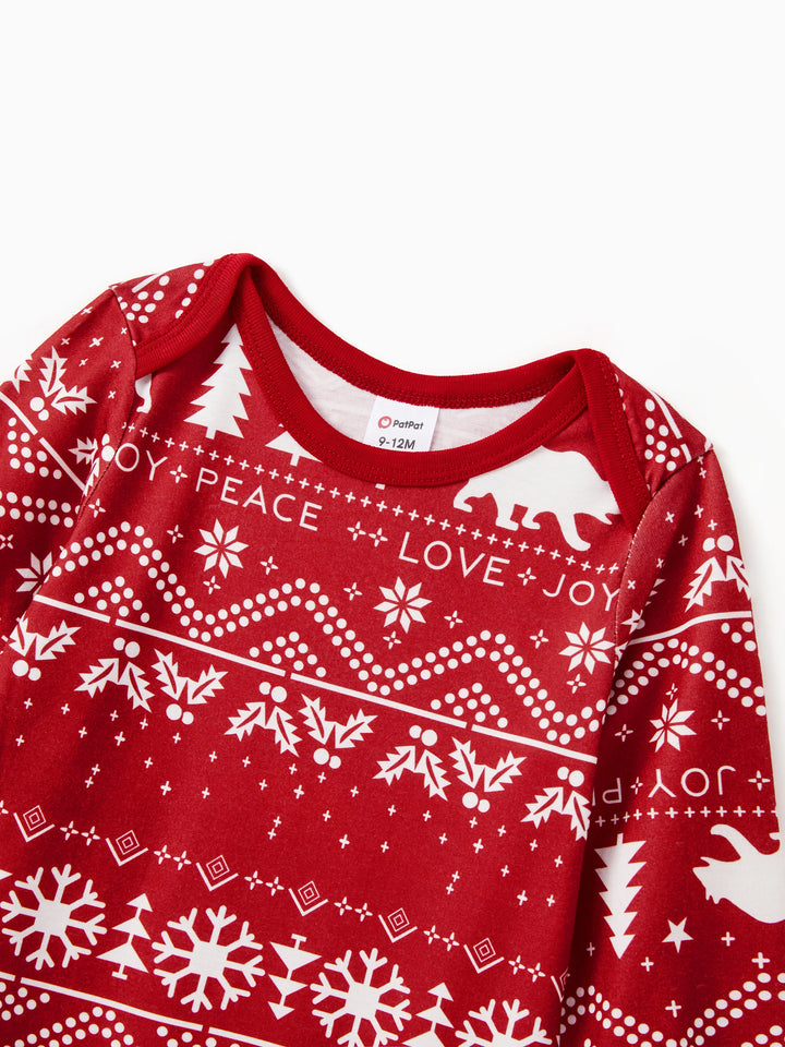 Conjuntos de Pijamas em Estampa Tradicional de Natal para a Família, com Meias de Natal Vermelhas.