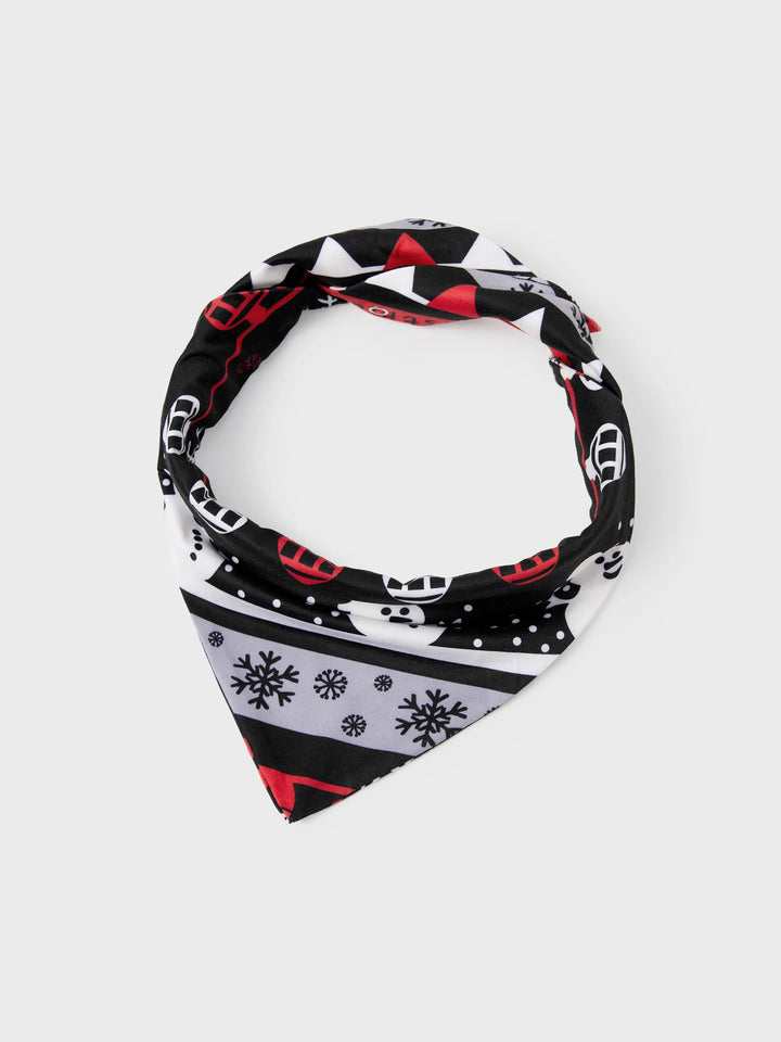 Conjunto de Pijamas de Manga Longa em Cinza com Estampagem de Flocos de Neve e Letras para a Família, incluindo Meias de Natal em Cinza.