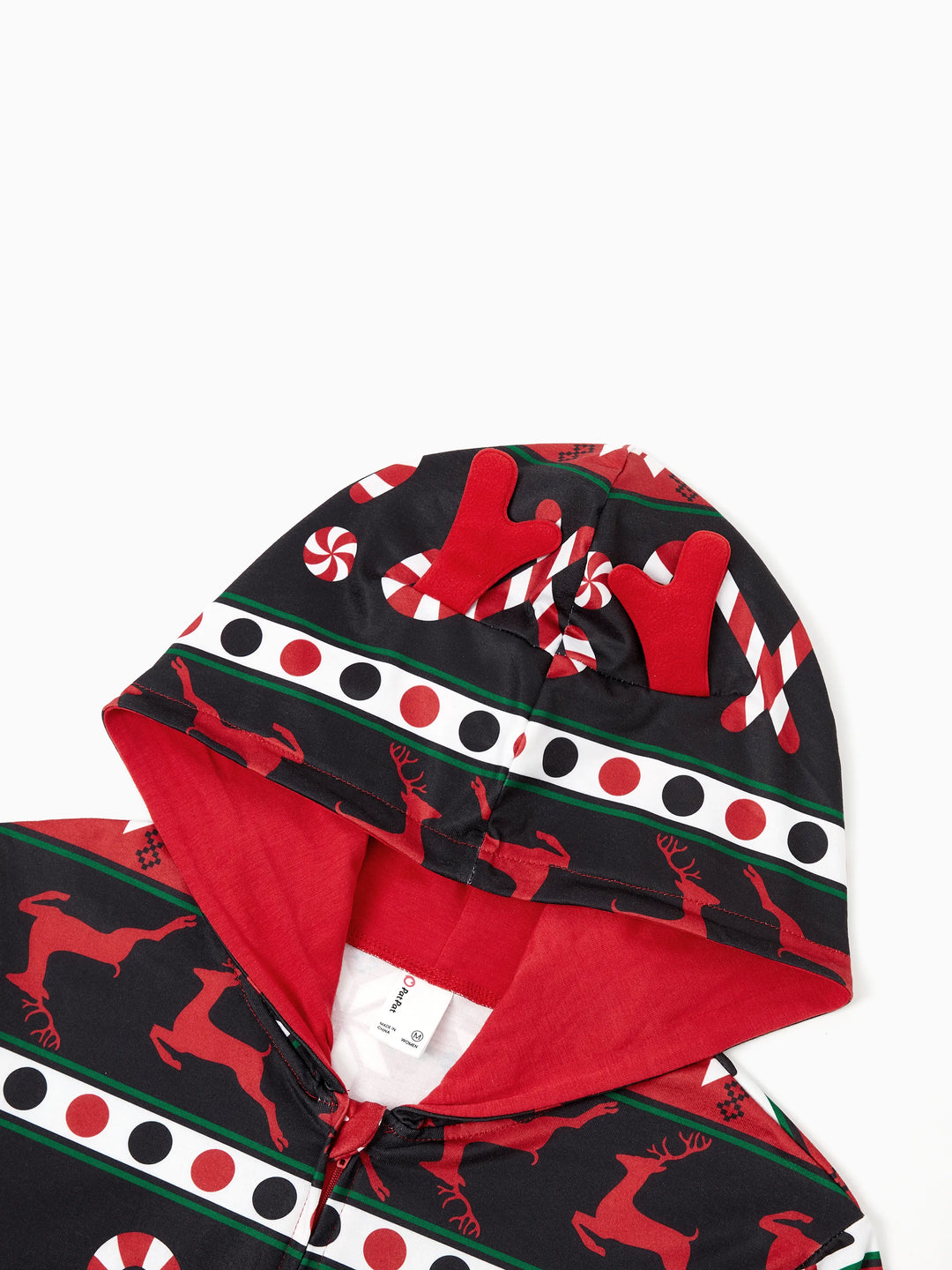 Pijamas de Natal com padrão de rena 3D, macacões com capuz e fecho, outfits em família coordenados nas cores vermelho/preto.