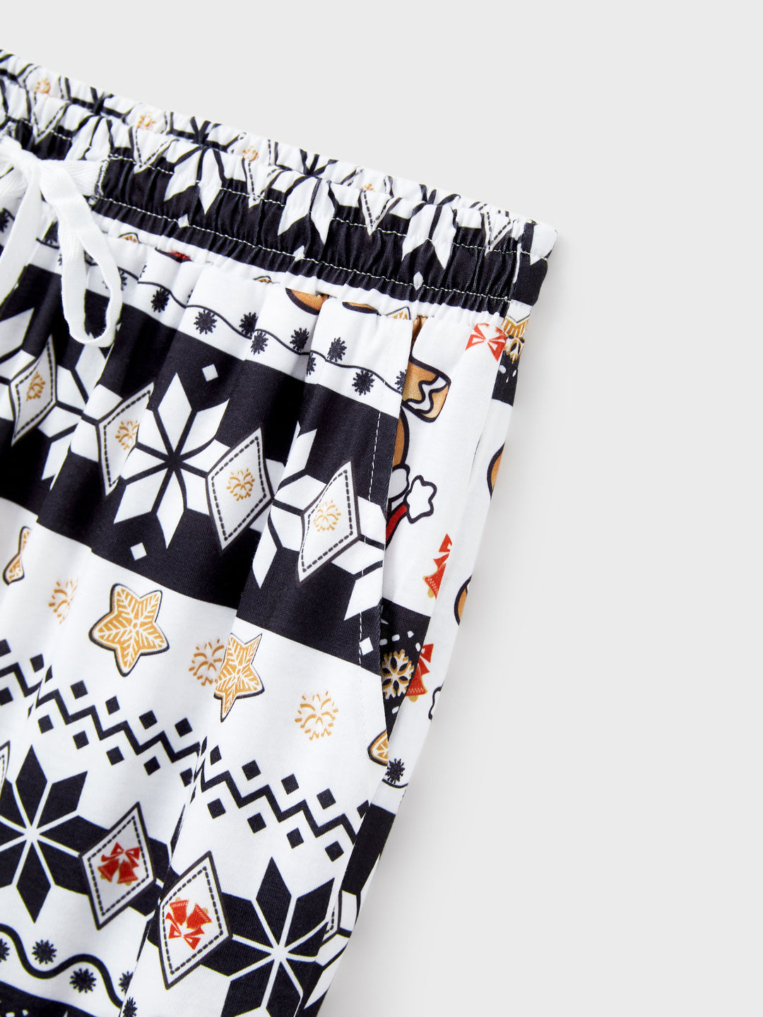 Conjunto de Piajamas de Natal para a Família com Mangas Raglan, Estilo Homem de Gengibre, Cintura com Cordão e Bolsos, Acompanhado de Meias de Natal, em vermelho/preto.