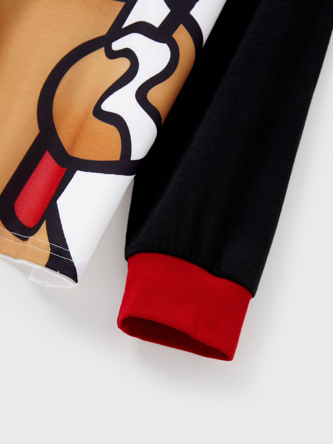 Conjunto de Piajamas de Natal para a Família com Mangas Raglan, Estilo Homem de Gengibre, Cintura com Cordão e Bolsos, Acompanhado de Meias de Natal, em vermelho/preto.