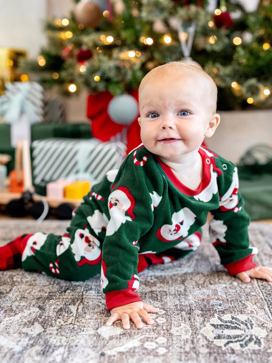 Conjunto de Pijamas de Fleece para a Família em Conjunto com Estampado de Pai Natal e Bastão de Açúcar, incluindo Meias de Natal em Verde Escuro