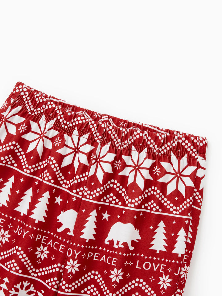 Conjuntos de Pijamas em Estampa Tradicional de Natal para a Família, com Meias de Natal Vermelhas.