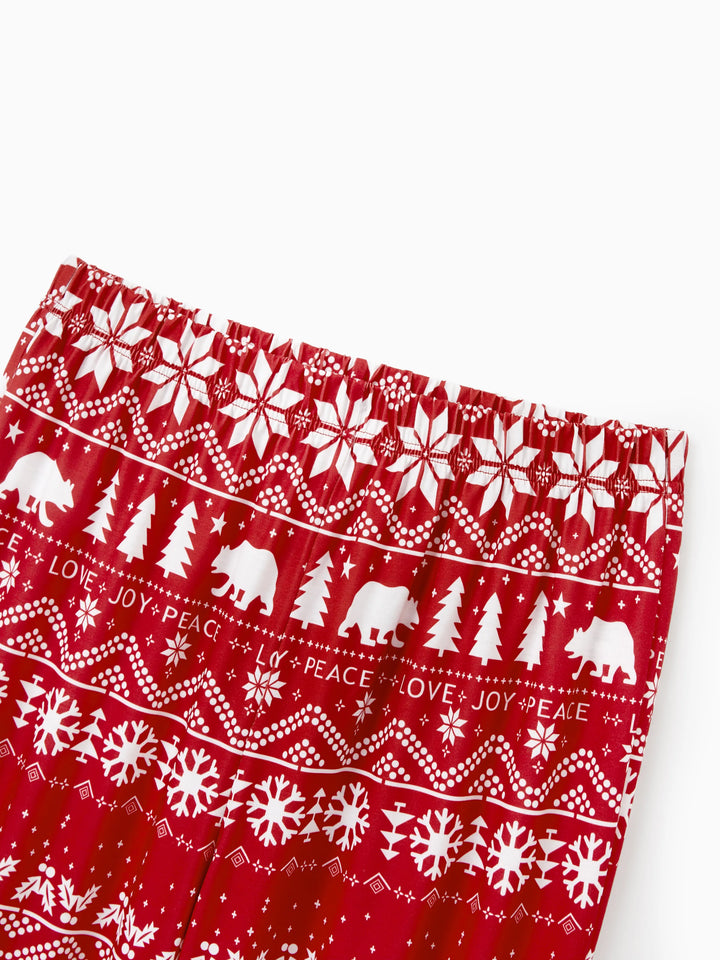 Conjuntos de Pijamas em Estampa Tradicional de Natal para a Família, com Meias de Natal Vermelhas.