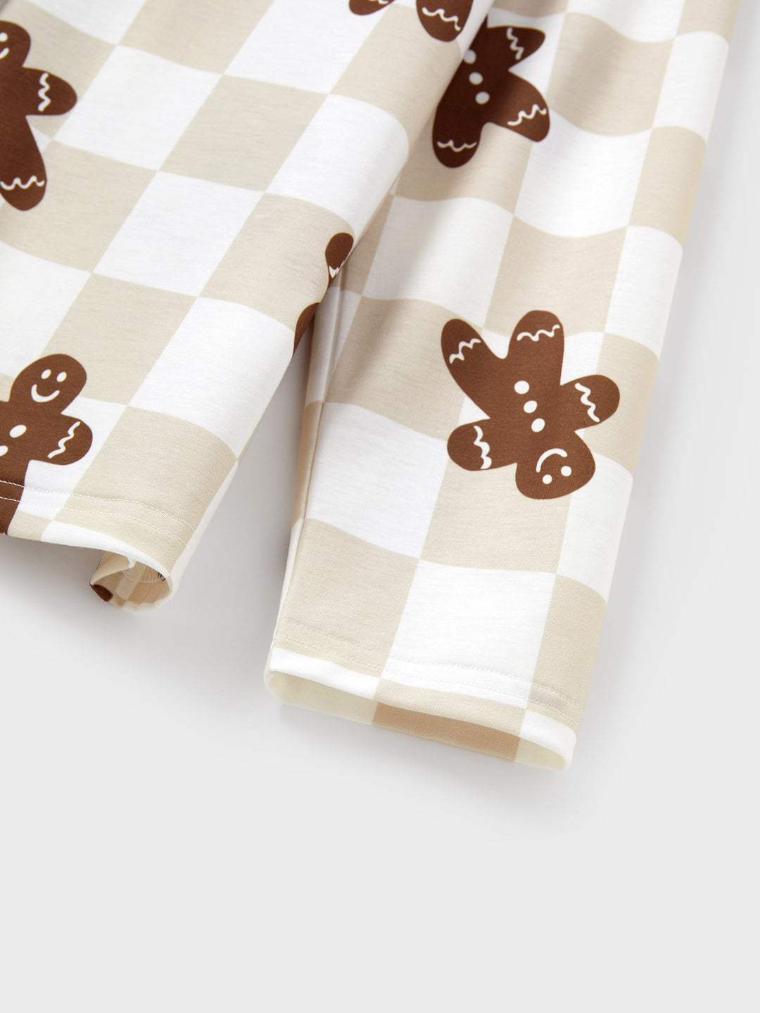 Conjunto de Pijamas de Natal Coordinados para a Família com Estampado de Gengibre em Xadrez e Meias de Natal em Caqui.