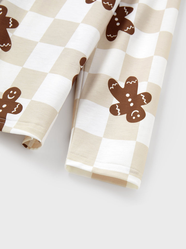 Conjunto de Pijamas de Natal Coordinados para a Família com Estampado de Gengibre em Xadrez e Meias de Natal em Caqui.