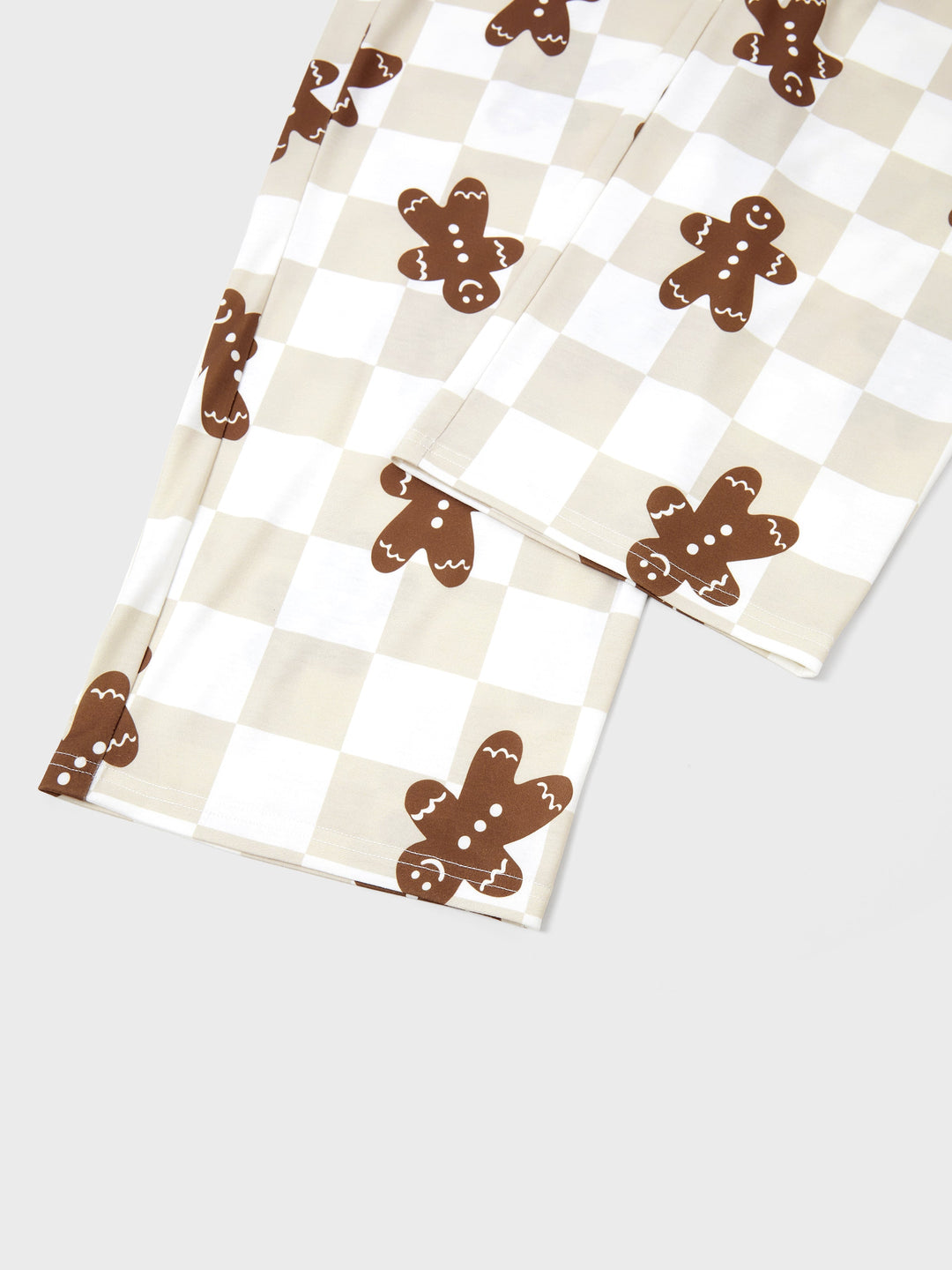 Conjunto de Pijamas de Natal Coordinados para a Família com Estampado de Gengibre em Xadrez e Meias de Natal em Caqui.