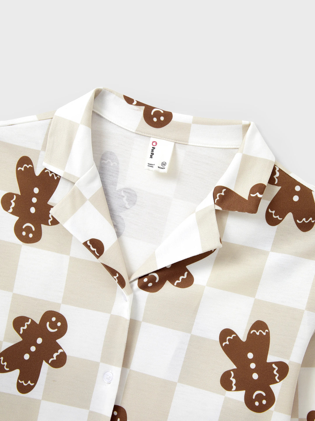 Conjunto de Pijamas de Natal Coordinados para a Família com Estampado de Gengibre em Xadrez e Meias de Natal em Caqui.