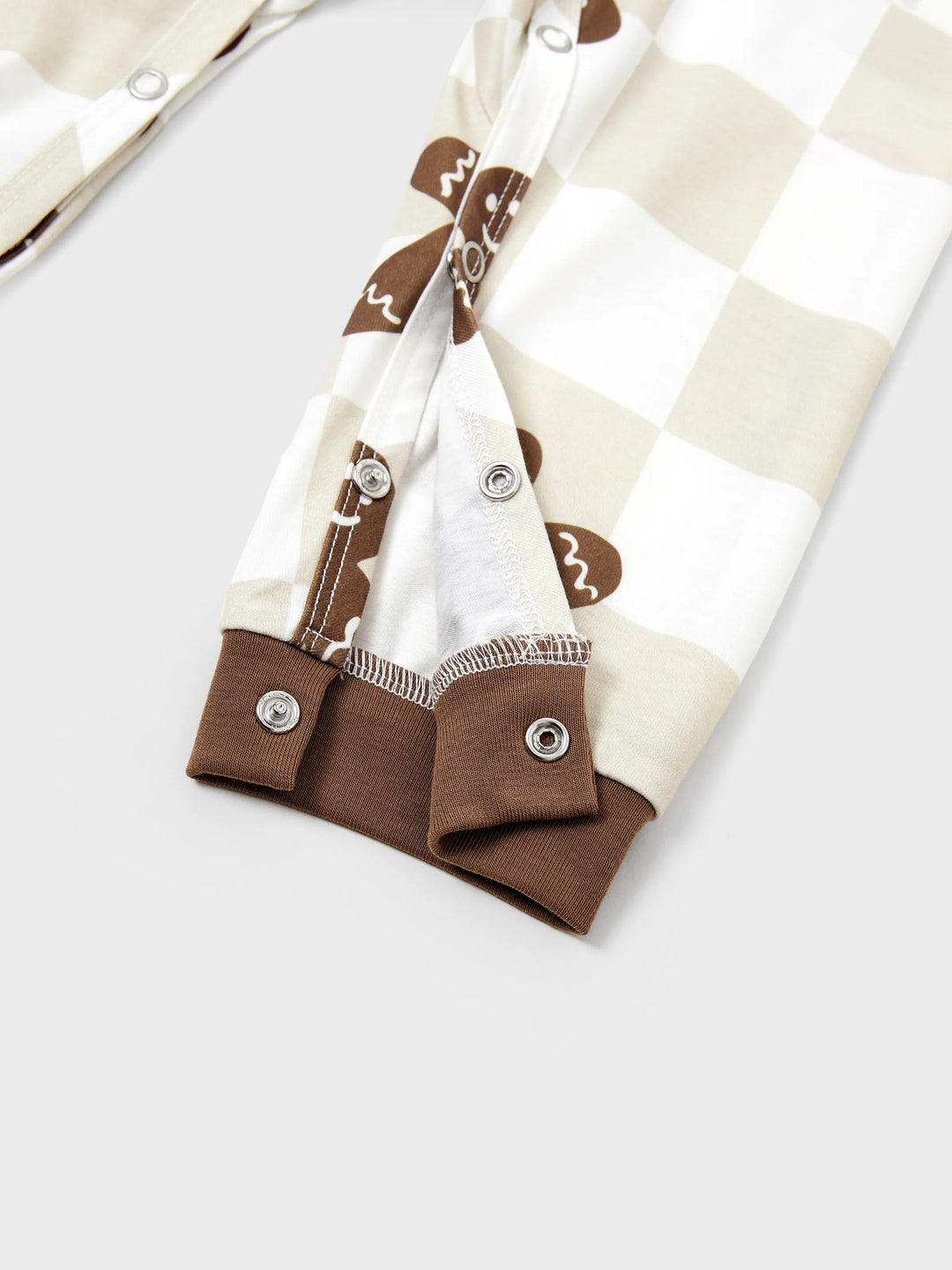 Conjunto de Pijamas de Natal Coordinados para a Família com Estampado de Gengibre em Xadrez e Meias de Natal em Caqui.