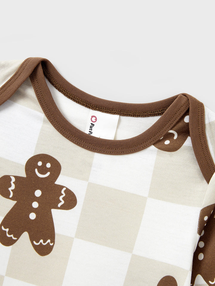 Conjunto de Pijamas de Natal Coordinados para a Família com Estampado de Gengibre em Xadrez e Meias de Natal em Caqui.