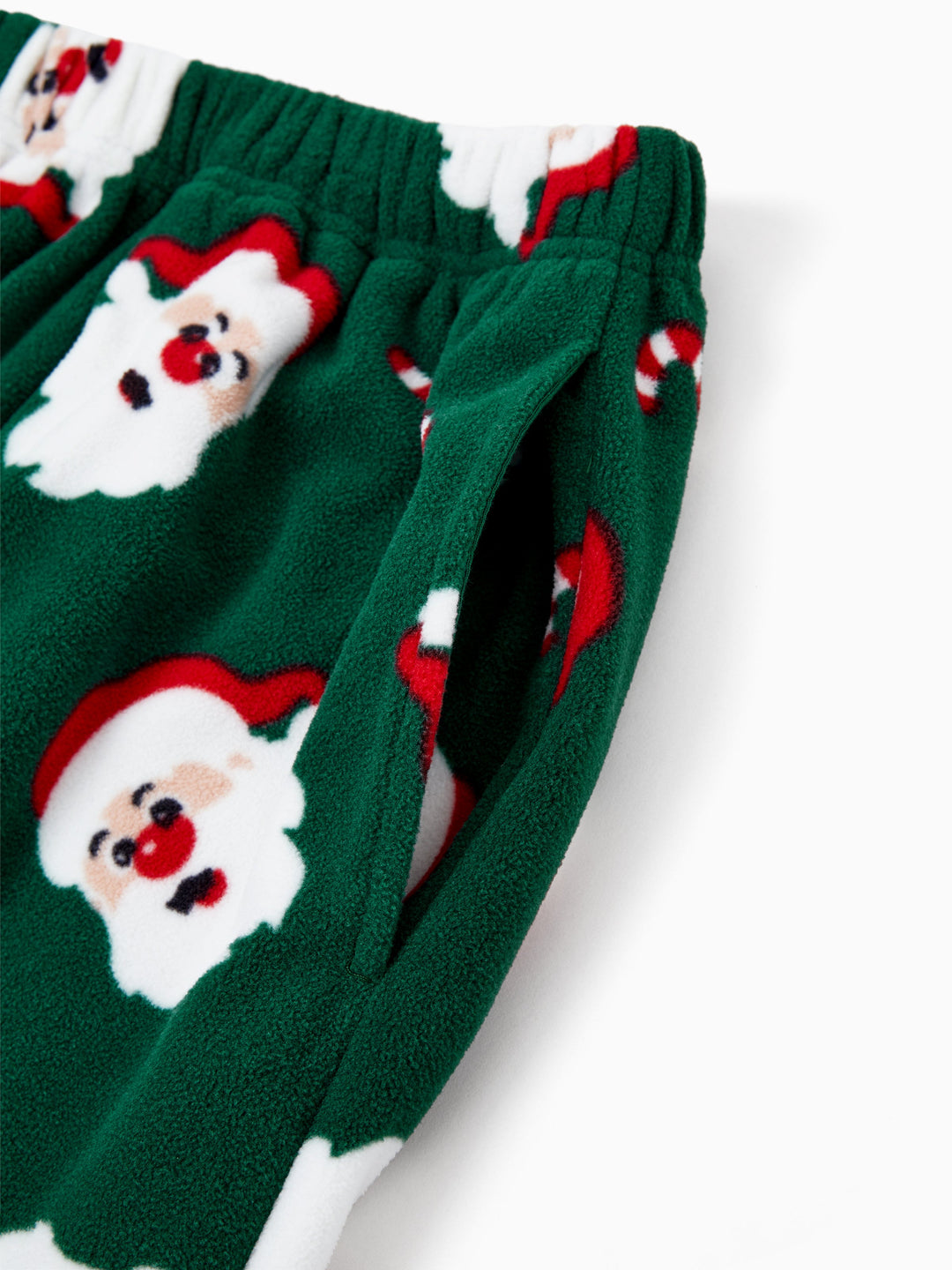 Conjunto de Pijamas de Fleece para a Família em Conjunto com Estampado de Pai Natal e Bastão de Açúcar, incluindo Meias de Natal em Verde Escuro