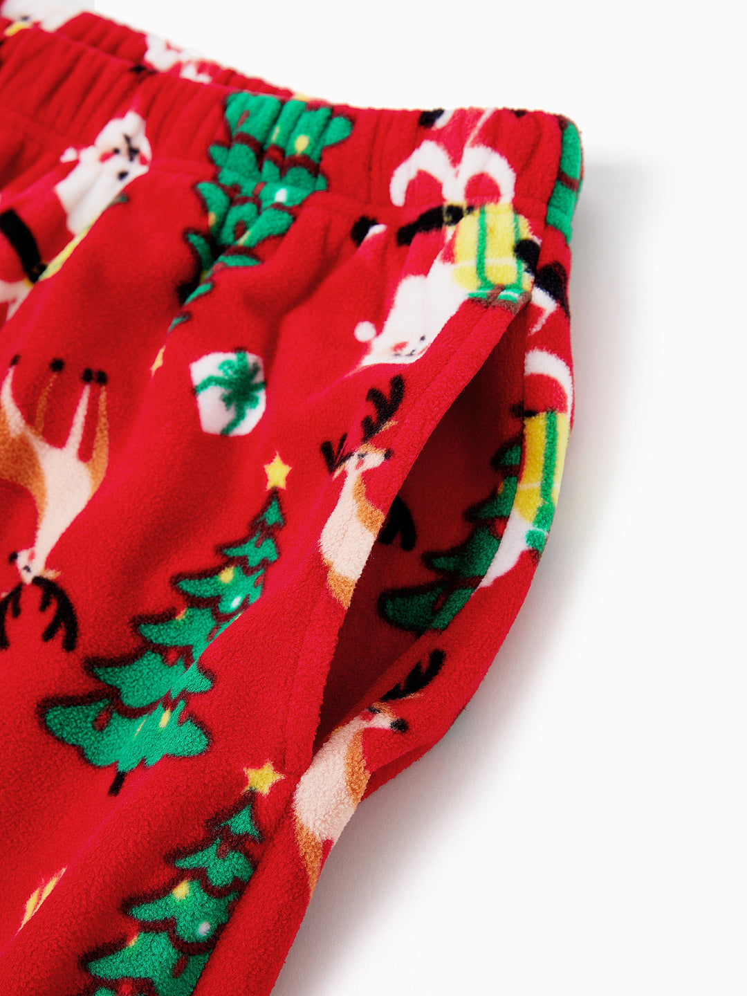 Conjunto de Pijamas de Natal para Toda a Família com Impressão de Pai Natal e Árvore de Natal, PJs de Fleecy Vermelhos com Meias de Natal Incluídas.