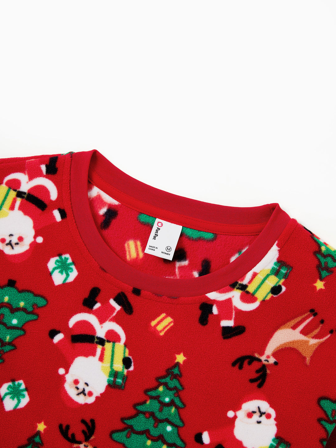 Conjunto de Pijamas de Natal para Toda a Família com Impressão de Pai Natal e Árvore de Natal, PJs de Fleecy Vermelhos com Meias de Natal Incluídas.