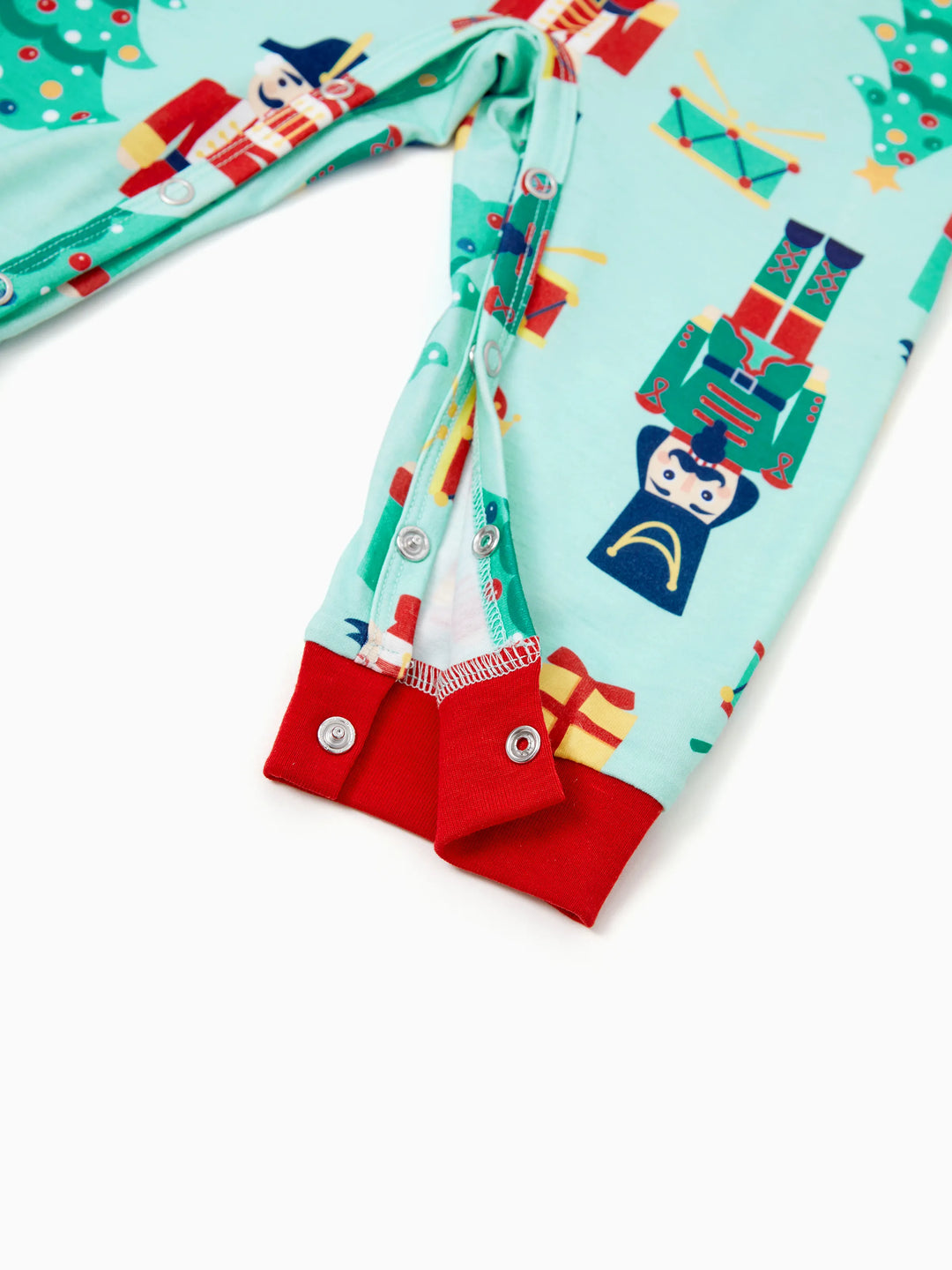 Conjunto de Pijamas Familiares de Natal em Coordenação com Estampa de Soldado e Árvore de Natal, incluindo Meias de Natal, Verde Claro